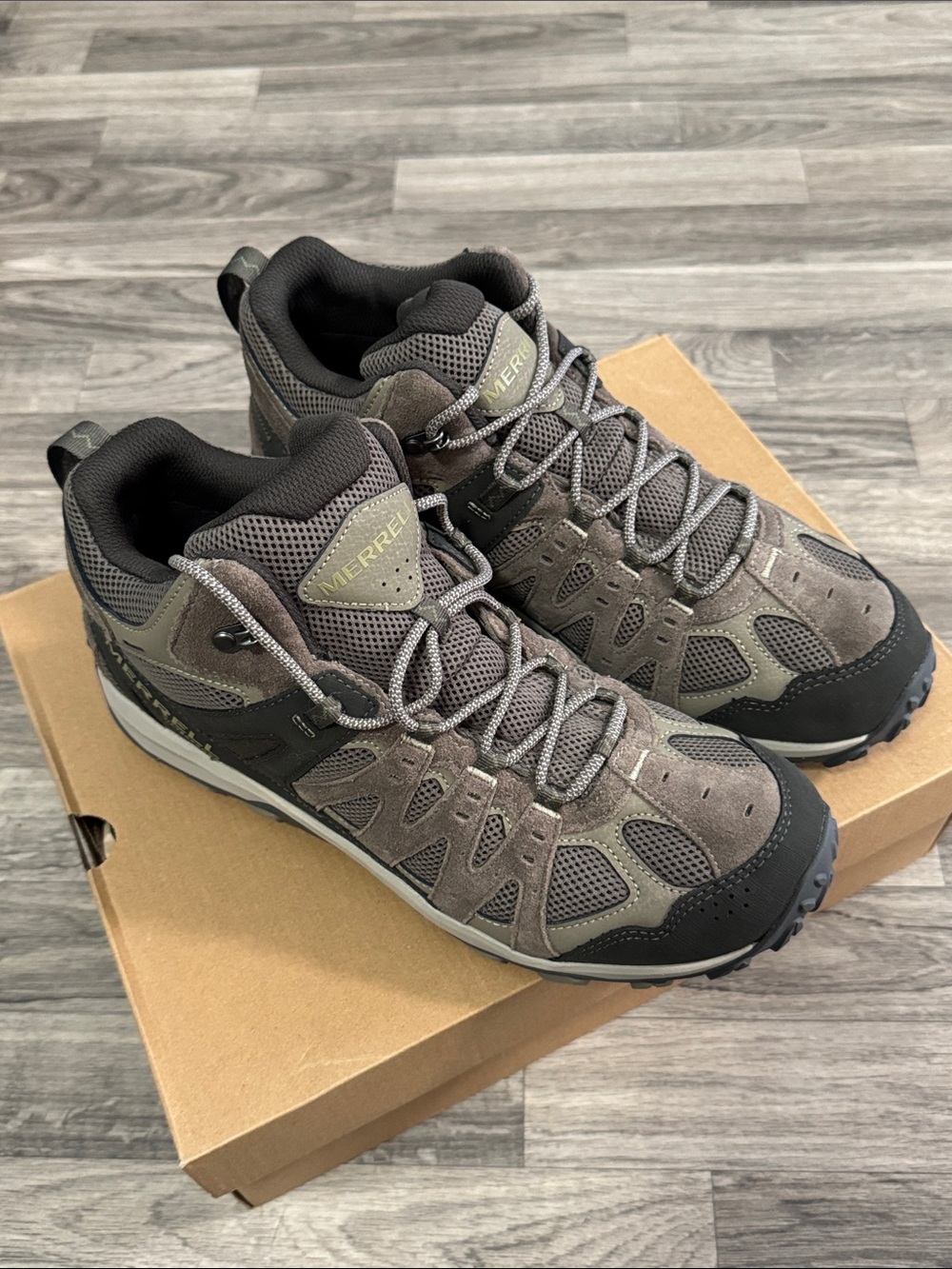 NWT Merrell Accentor 3 Mid men’s waterproof hiking shoes
